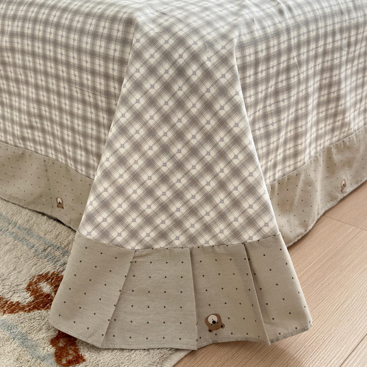 91家纺网 家纺一手货源 找家纺 乐童家纺 2026新款全棉网红直播爆款吊边一字绣工艺款四件套 蜂蜜熊熊