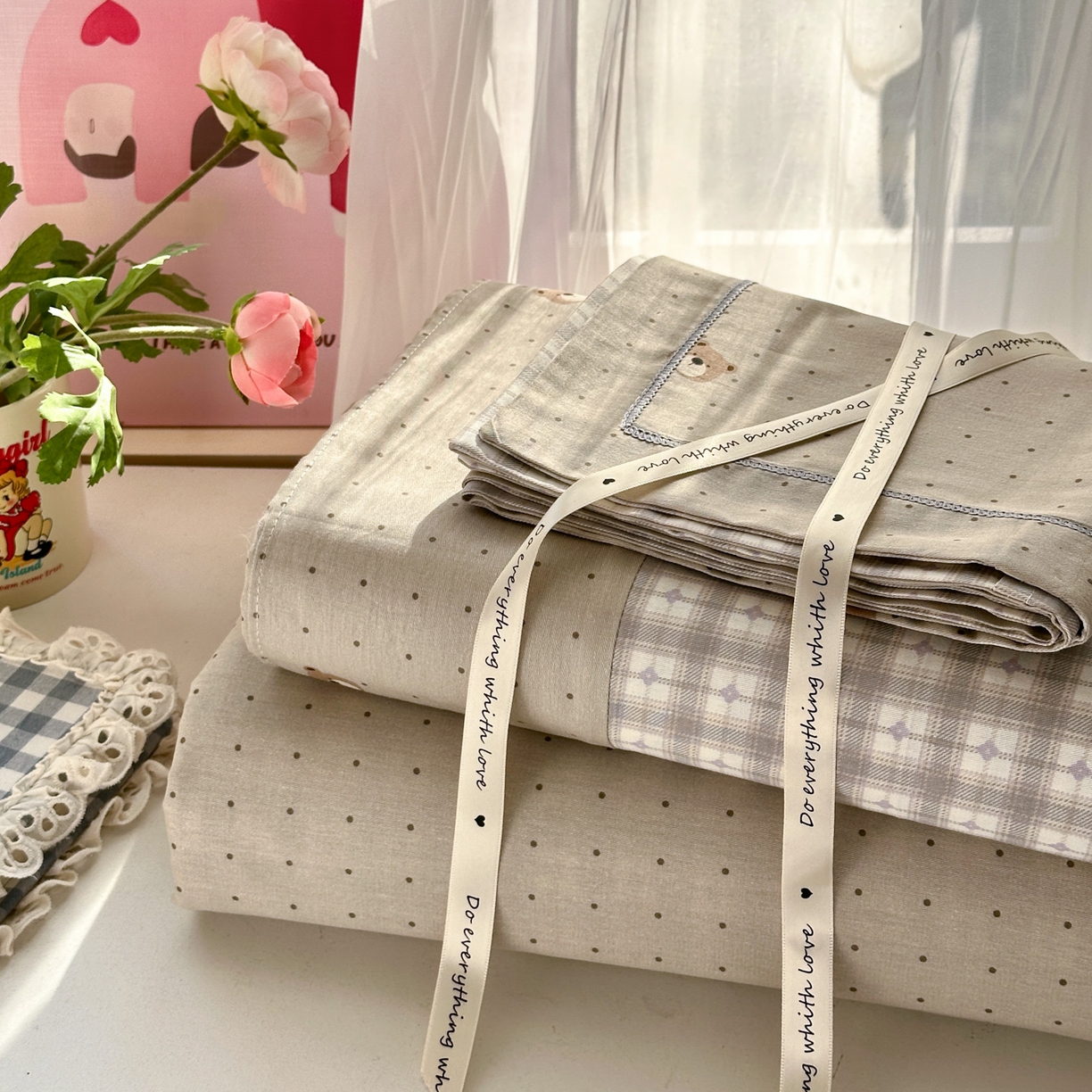 91家纺网 家纺一手货源 找家纺 乐童家纺 2026新款全棉网红直播爆款吊边一字绣工艺款四件套 蜂蜜熊熊