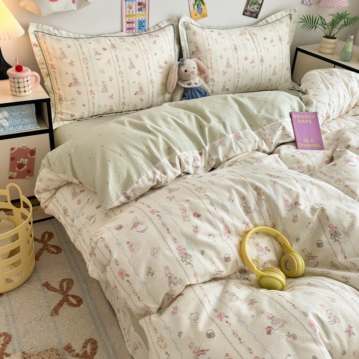 91家纺网 家纺一手货源 找家纺 乐童家纺 2026新款全棉网红直播爆款吊边一字绣工艺款四件套 红茶兔兔