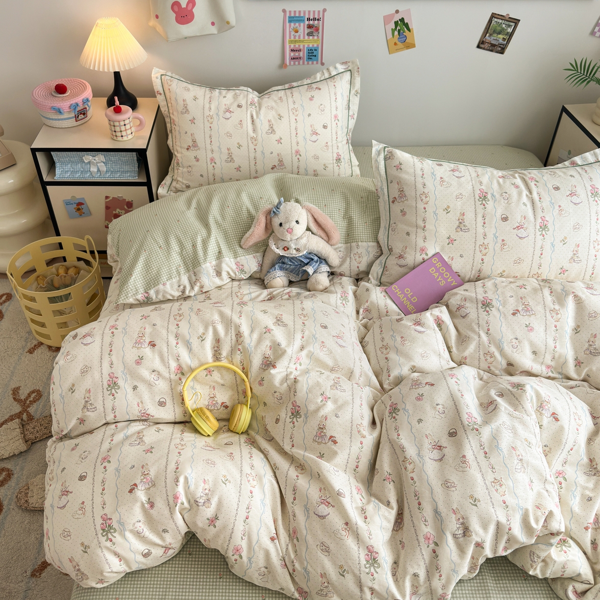 91家纺网 家纺一手货源 找家纺 乐童家纺 2026新款全棉网红直播爆款吊边一字绣工艺款四件套 红茶兔兔