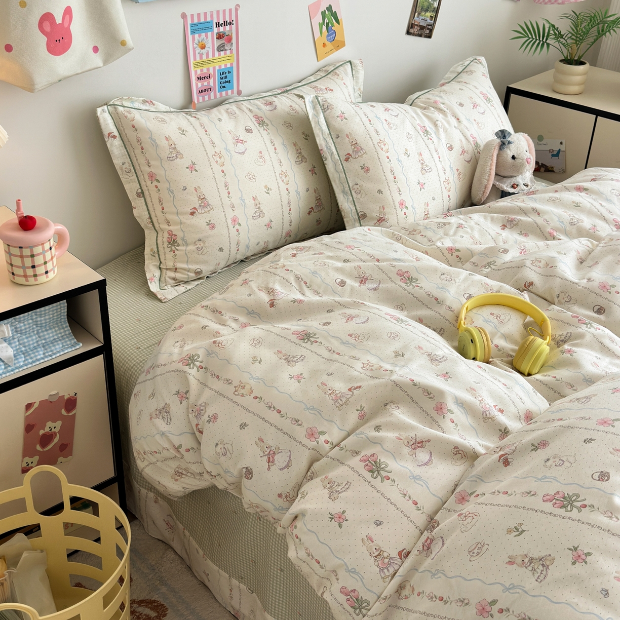 91家纺网 家纺一手货源 找家纺 乐童家纺 2026新款全棉网红直播爆款吊边一字绣工艺款四件套 红茶兔兔