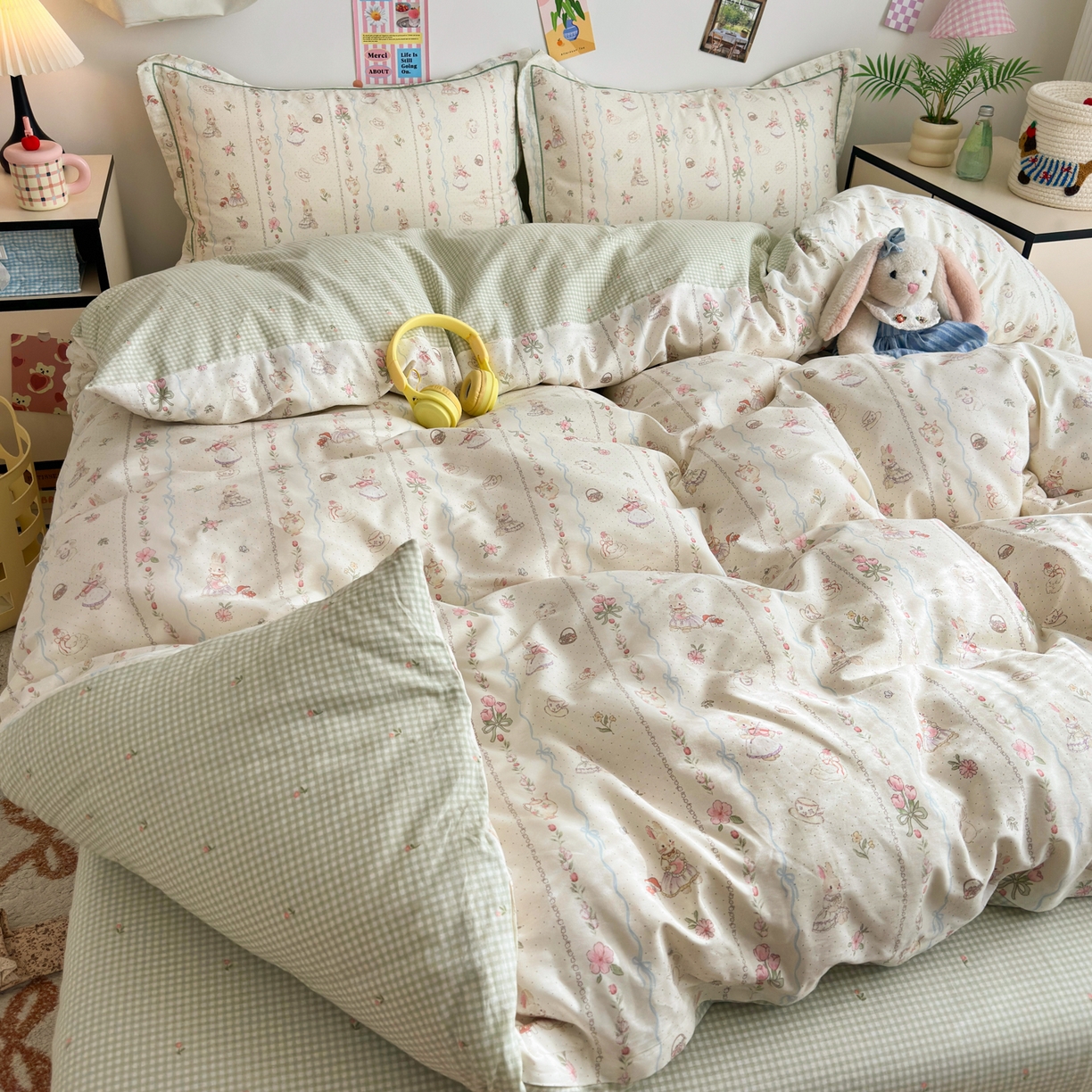 91家纺网 家纺一手货源 找家纺 乐童家纺 2026新款全棉网红直播爆款吊边一字绣工艺款四件套 红茶兔兔