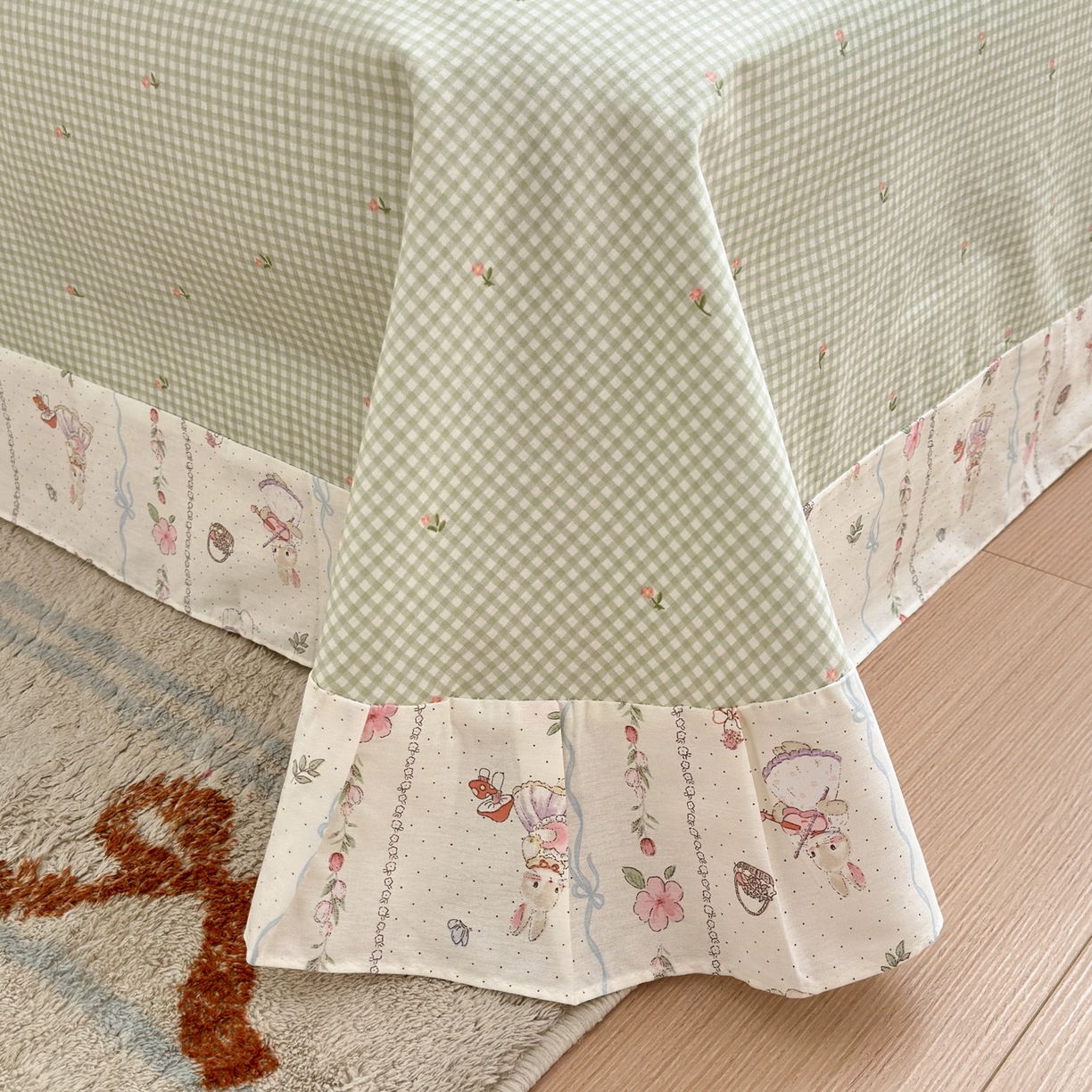 91家纺网 家纺一手货源 找家纺 乐童家纺 2026新款全棉网红直播爆款吊边一字绣工艺款四件套 红茶兔兔