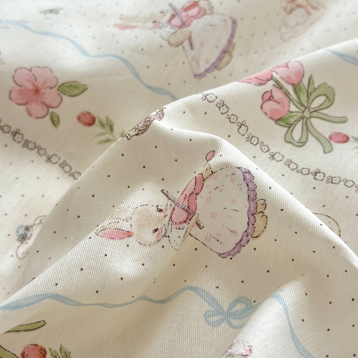 91家纺网 家纺一手货源 找家纺 乐童家纺 2026新款全棉网红直播爆款吊边一字绣工艺款四件套 红茶兔兔