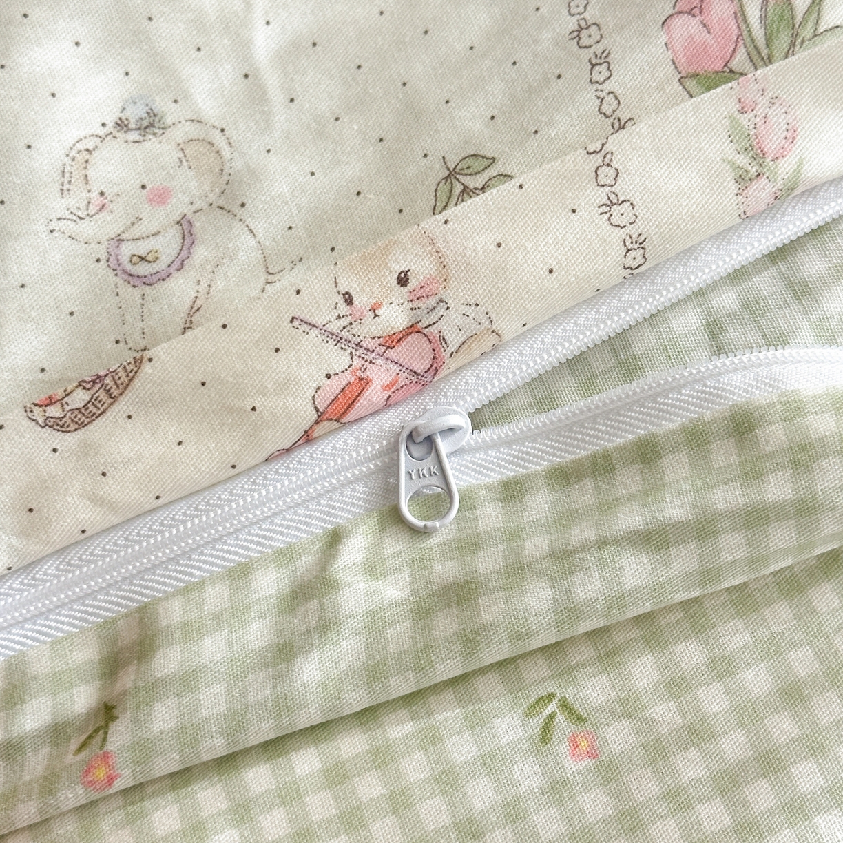 91家纺网 家纺一手货源 找家纺 乐童家纺 2026新款全棉网红直播爆款吊边一字绣工艺款四件套 红茶兔兔