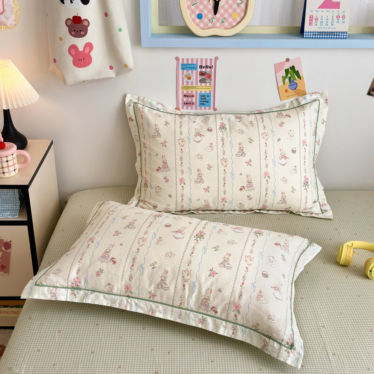 91家纺网 家纺一手货源 找家纺 乐童家纺 2026新款全棉网红直播爆款吊边一字绣工艺款四件套 红茶兔兔