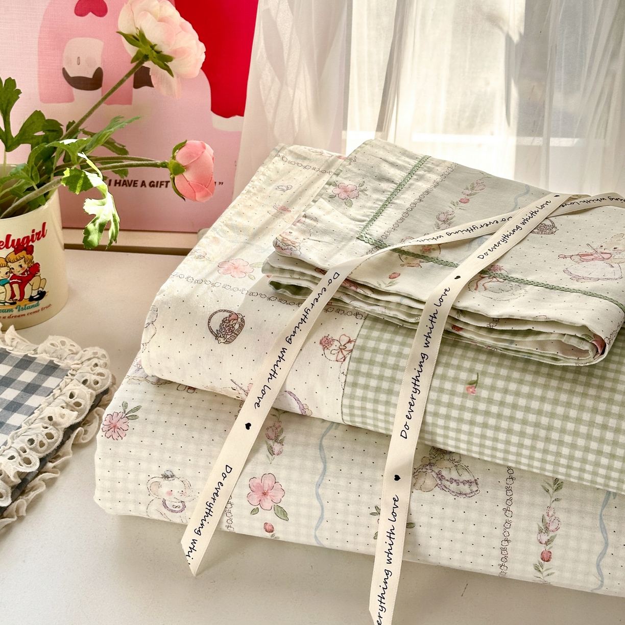 91家纺网 家纺一手货源 找家纺 乐童家纺 2026新款全棉网红直播爆款吊边一字绣工艺款四件套 红茶兔兔