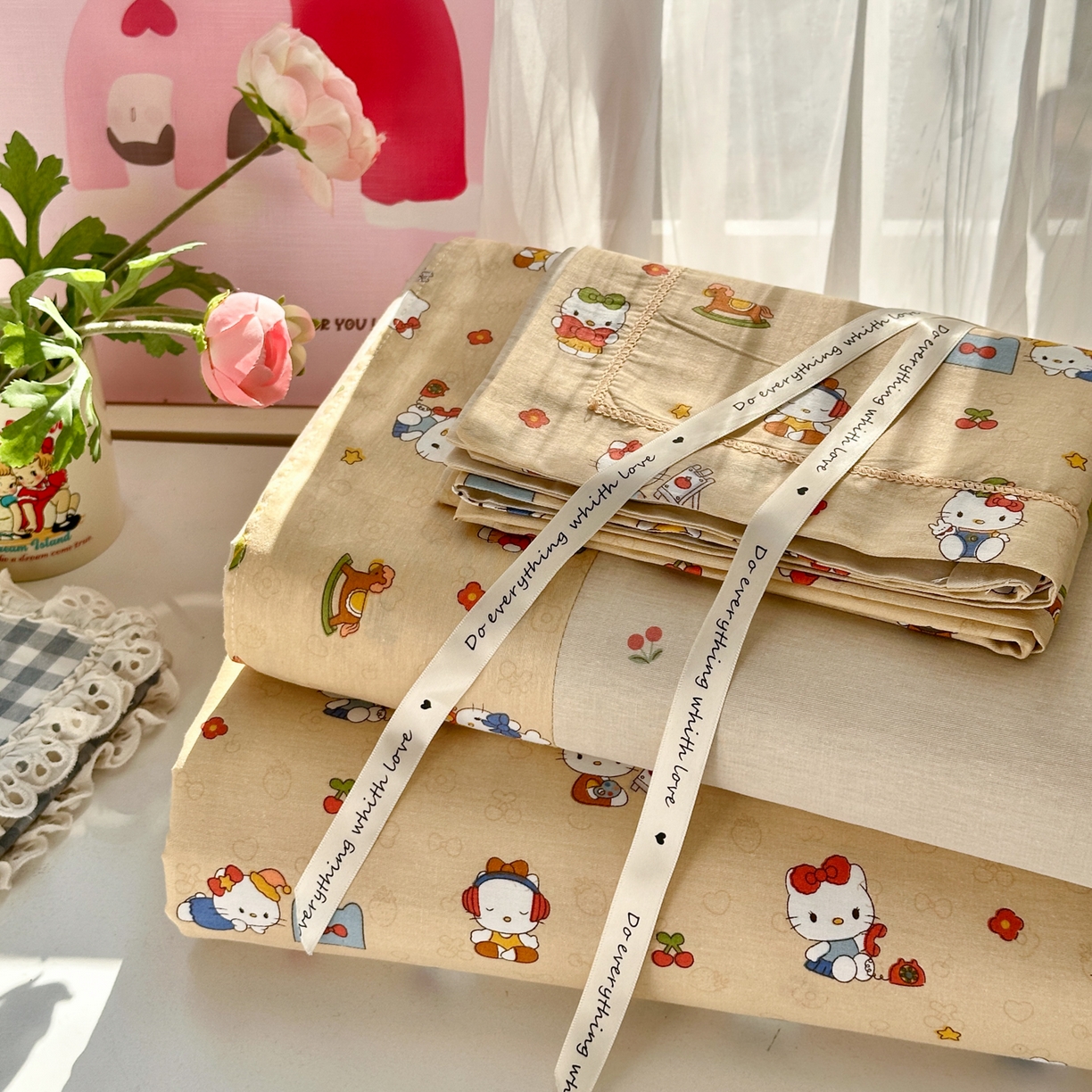 91家纺网 家纺一手货源 找家纺 乐童家纺 2026新款全棉网红直播爆款吊边一字绣工艺款四件套 凯蒂软糖咖