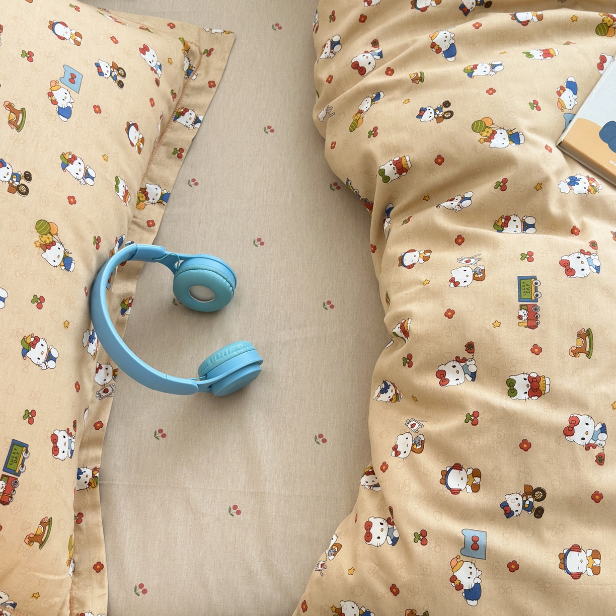 91家纺网 家纺一手货源 找家纺 乐童家纺 2026新款全棉网红直播爆款吊边一字绣工艺款四件套 凯蒂软糖咖