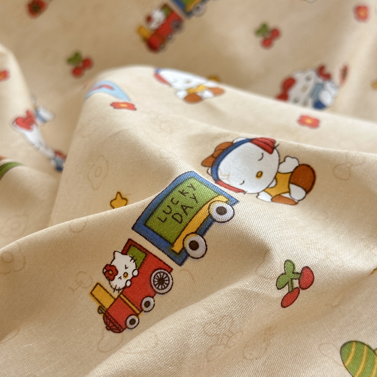 91家纺网 家纺一手货源 找家纺 乐童家纺 2026新款全棉网红直播爆款吊边一字绣工艺款四件套 凯蒂软糖咖