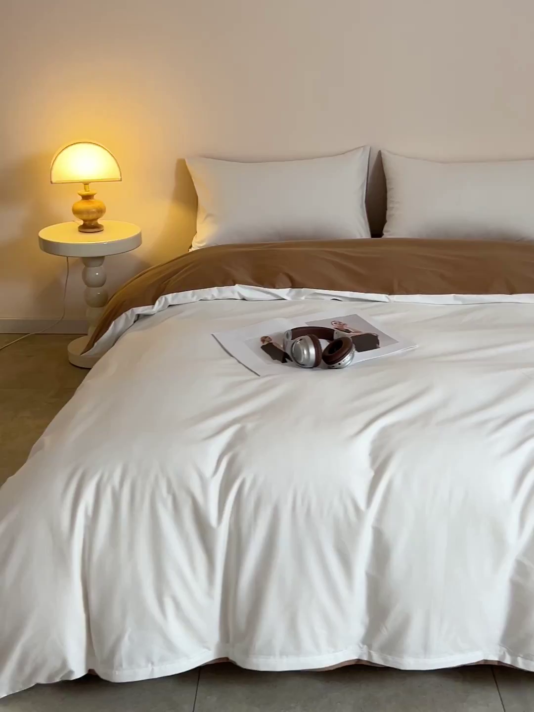 91家纺网 家纺一手货源 找家纺 泽西家纺+V17798841158发大图 2026新品A类全棉13376简约纯色双拼全棉四件套单被套枕套三件套 露白+焦糖