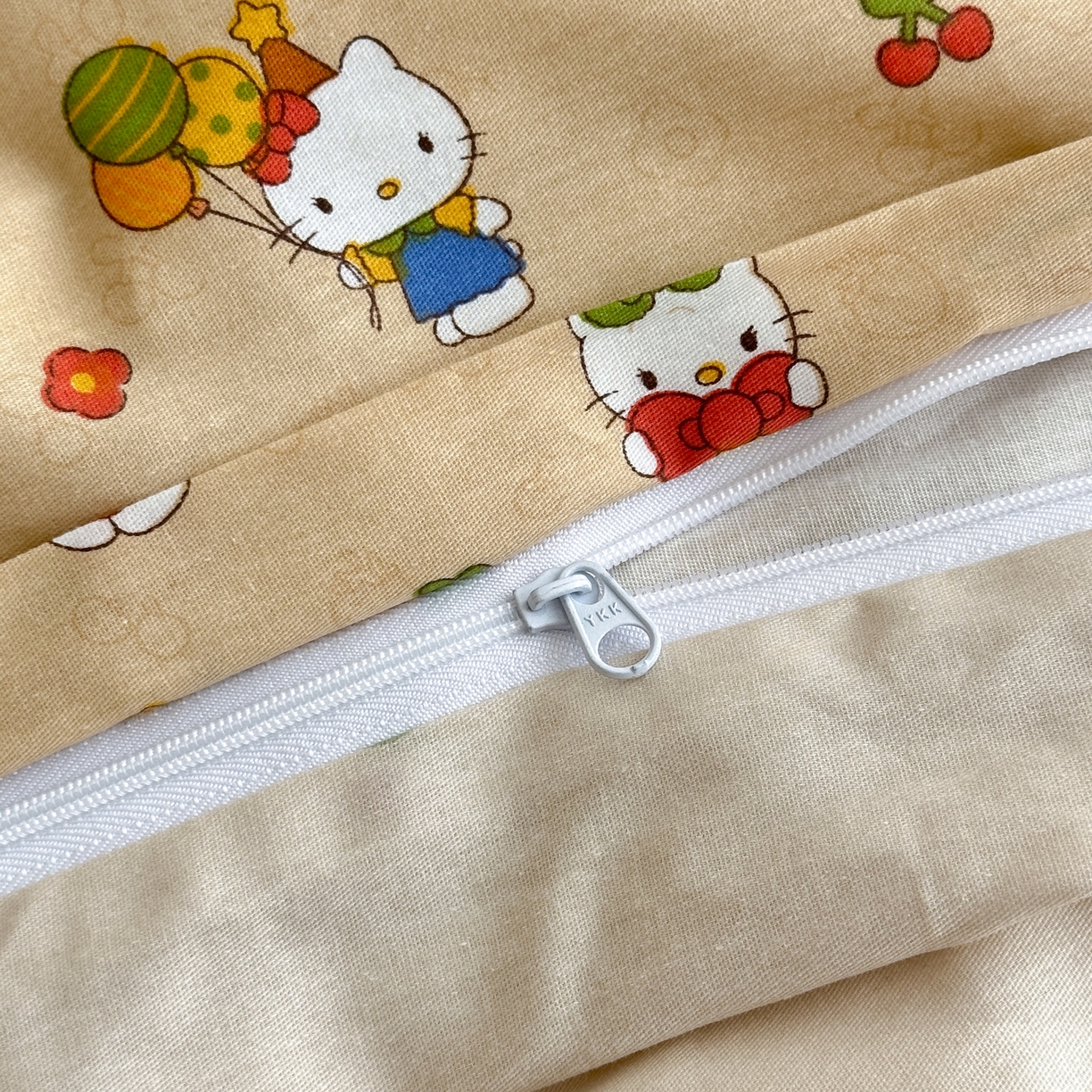 91家纺网 家纺一手货源 找家纺 乐童家纺 2026新款全棉网红直播爆款吊边一字绣工艺款四件套 凯蒂软糖咖