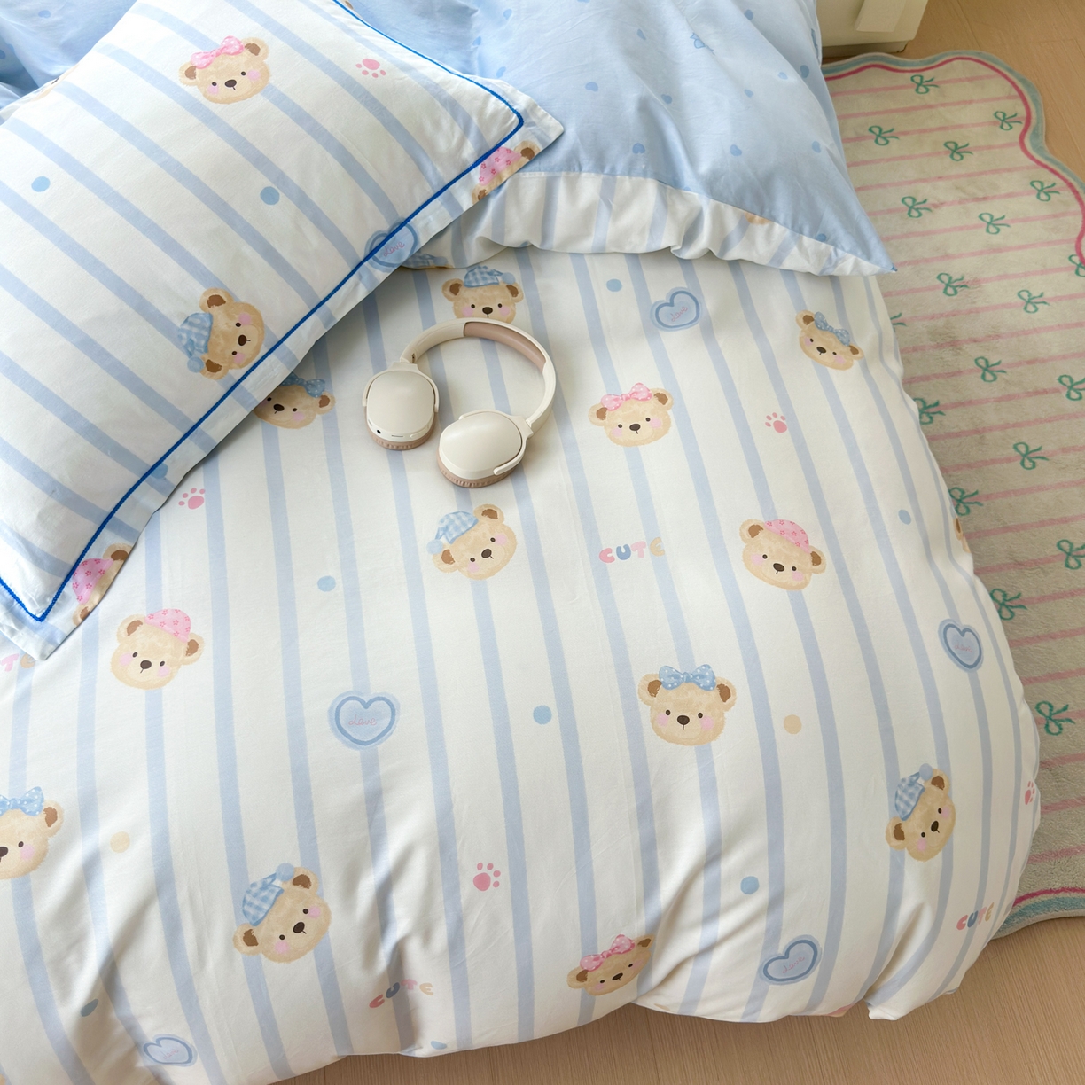 91家纺网 家纺一手货源 找家纺 乐童家纺 2026新款全棉网红直播爆款吊边一字绣工艺款四件套 快乐小熊