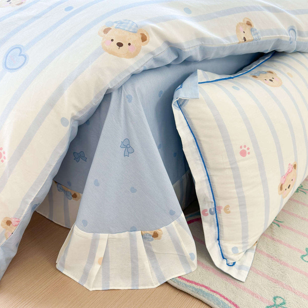 91家纺网 家纺一手货源 找家纺 乐童家纺 2026新款全棉网红直播爆款吊边一字绣工艺款四件套 快乐小熊