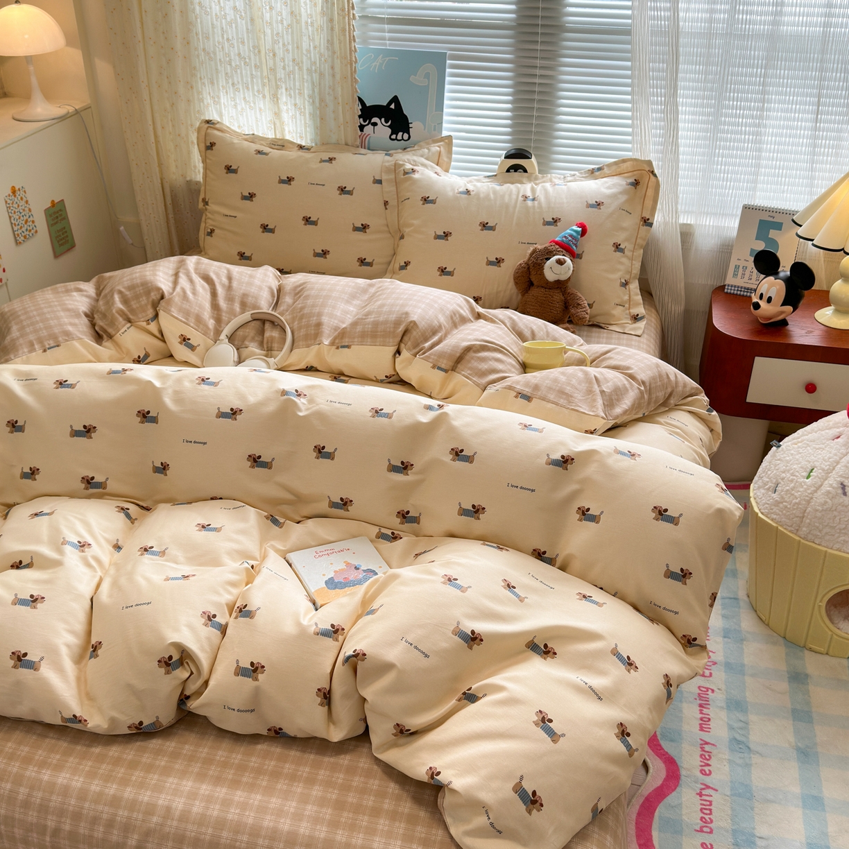 91家纺网 家纺一手货源 找家纺 乐童家纺 2026新款全棉网红直播爆款吊边一字绣工艺款四件套 腊肠小狗