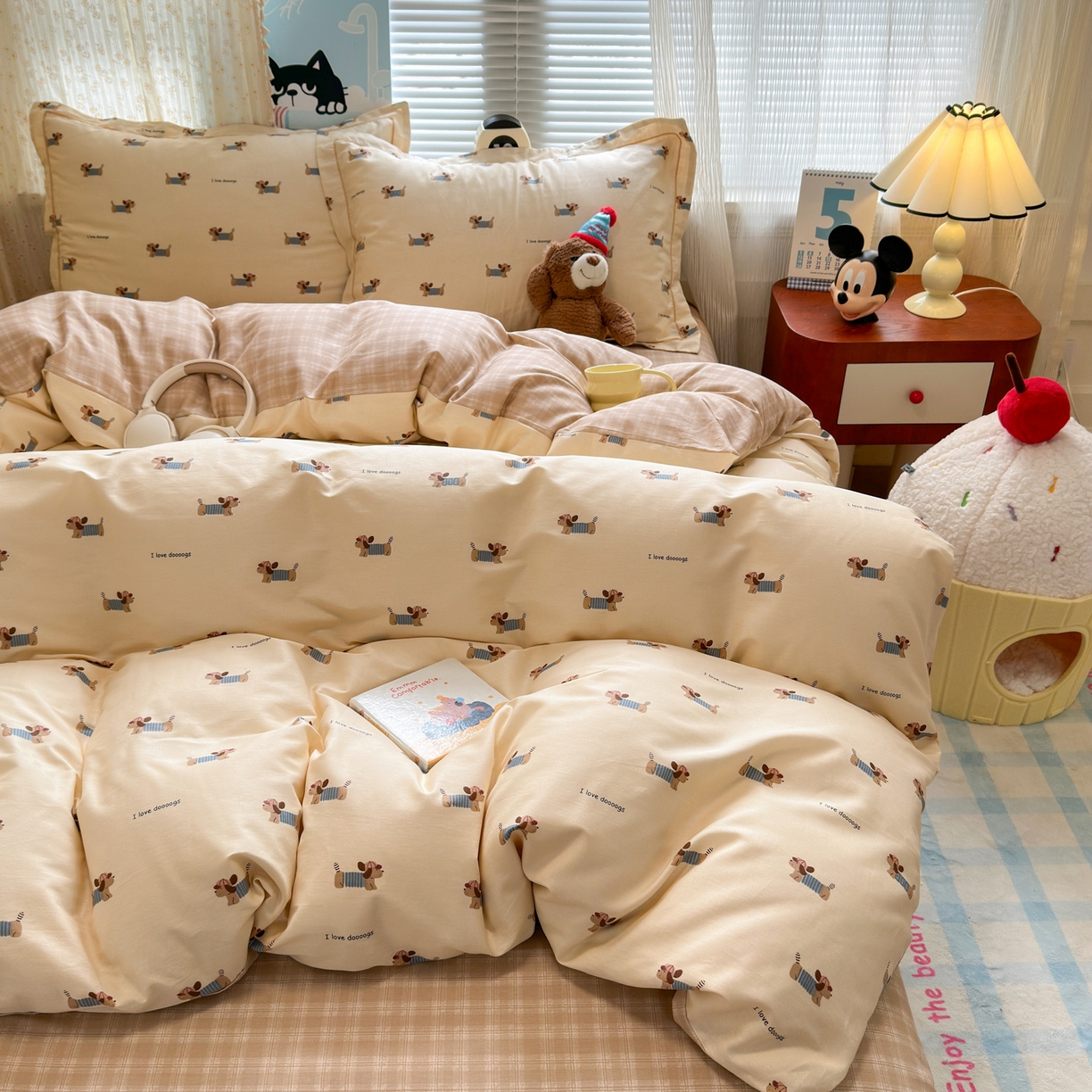 91家纺网 家纺一手货源 找家纺 乐童家纺 2026新款全棉网红直播爆款吊边一字绣工艺款四件套 腊肠小狗