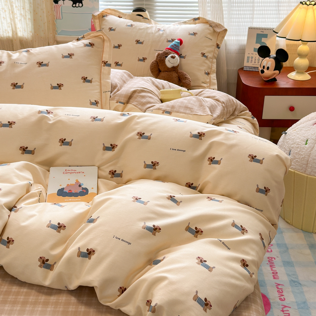 91家纺网 家纺一手货源 找家纺 乐童家纺 2026新款全棉网红直播爆款吊边一字绣工艺款四件套 腊肠小狗