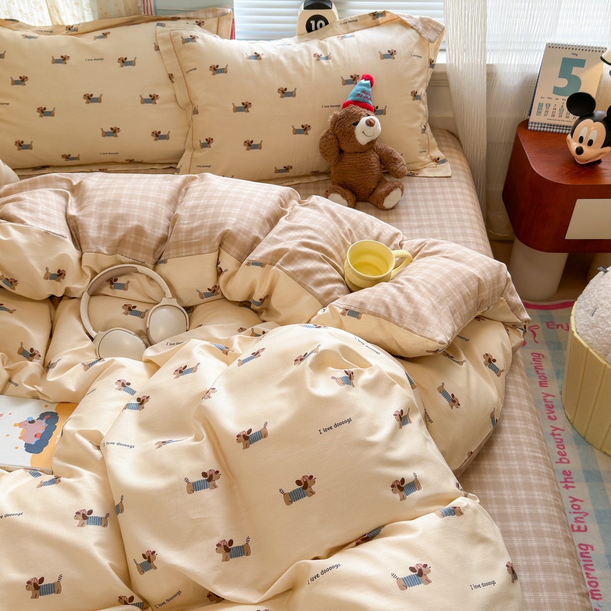 91家纺网 家纺一手货源 找家纺 乐童家纺 2026新款全棉网红直播爆款吊边一字绣工艺款四件套 腊肠小狗