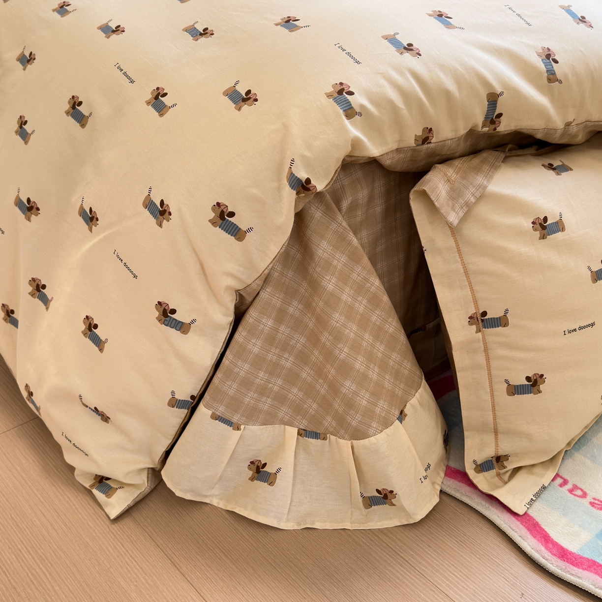 91家纺网 家纺一手货源 找家纺 乐童家纺 2026新款全棉网红直播爆款吊边一字绣工艺款四件套 腊肠小狗