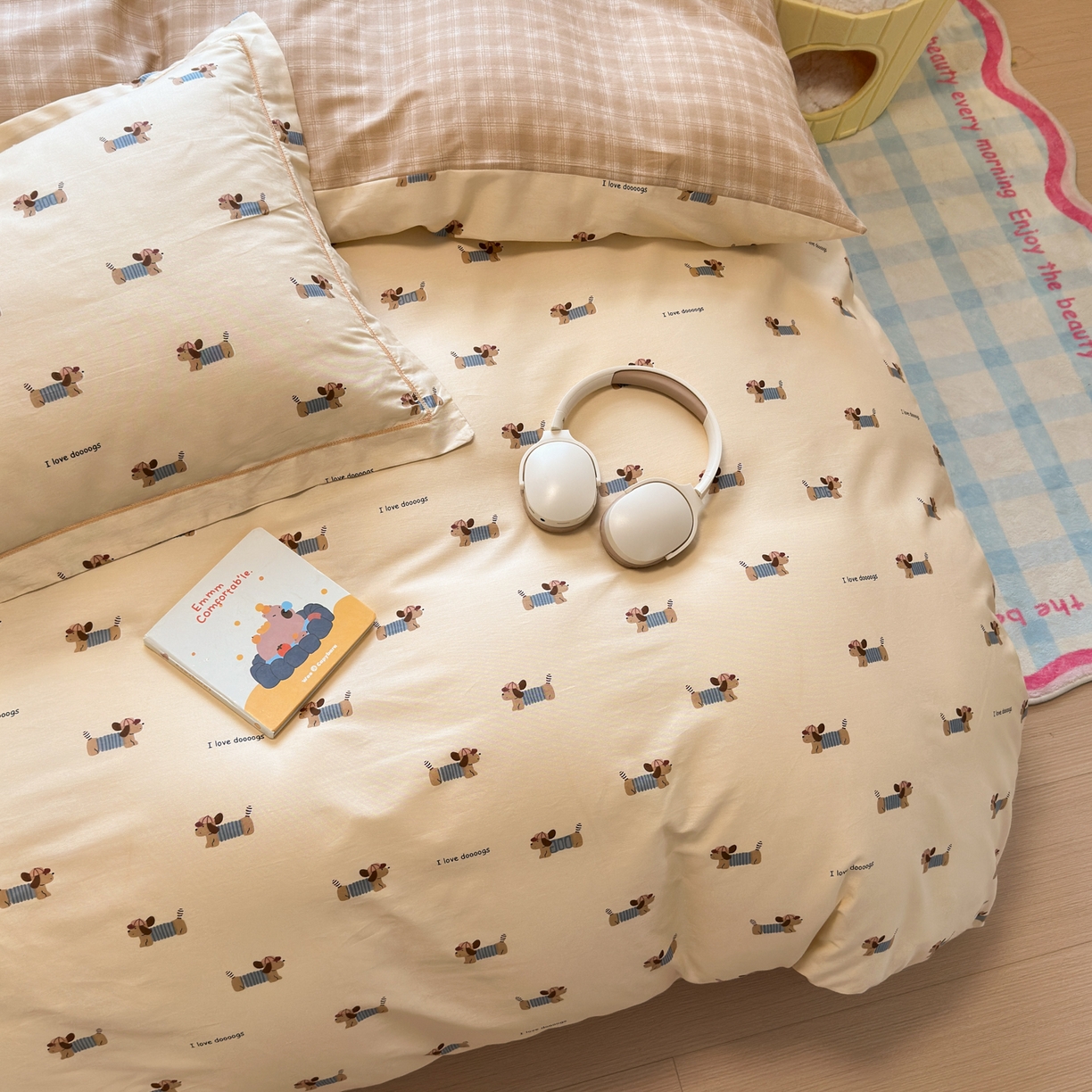 91家纺网 家纺一手货源 找家纺 乐童家纺 2026新款全棉网红直播爆款吊边一字绣工艺款四件套 腊肠小狗