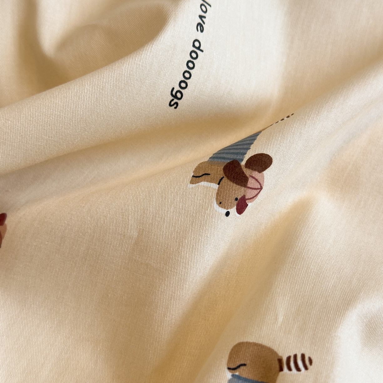 91家纺网 家纺一手货源 找家纺 乐童家纺 2026新款全棉网红直播爆款吊边一字绣工艺款四件套 腊肠小狗