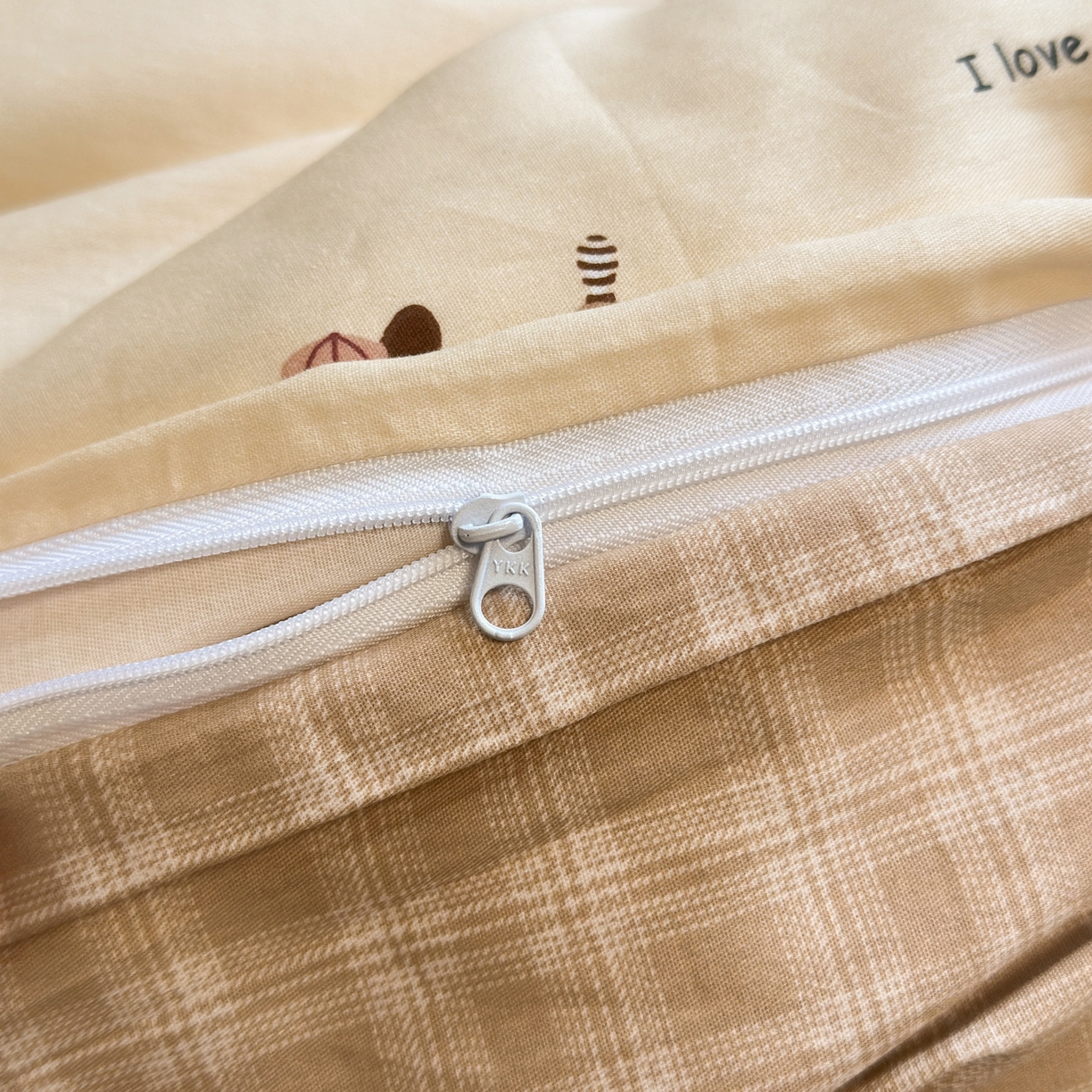 91家纺网 家纺一手货源 找家纺 乐童家纺 2026新款全棉网红直播爆款吊边一字绣工艺款四件套 腊肠小狗