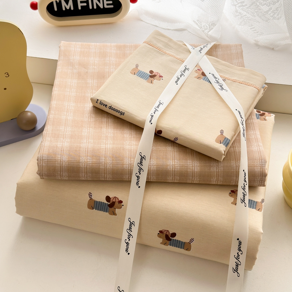 91家纺网 家纺一手货源 找家纺 乐童家纺 2026新款全棉网红直播爆款吊边一字绣工艺款四件套 腊肠小狗