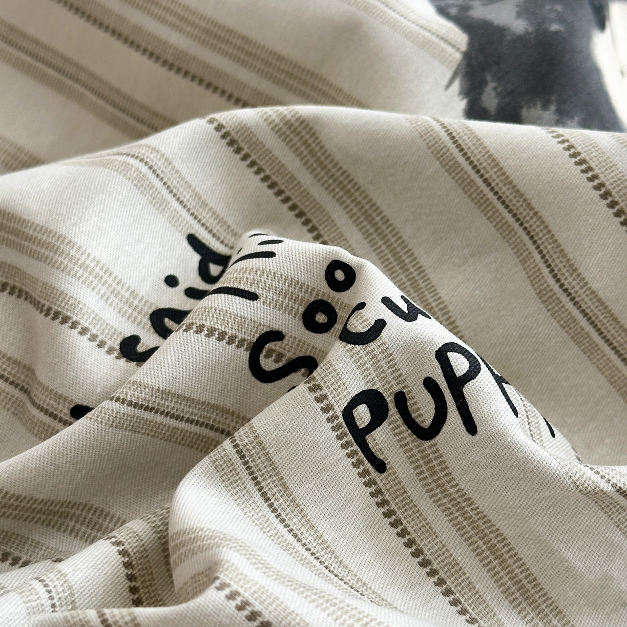 91家纺网 家纺一手货源 找家纺 乐童家纺 2026新款全棉网红直播爆款吊边一字绣工艺款四件套 帽子柯基