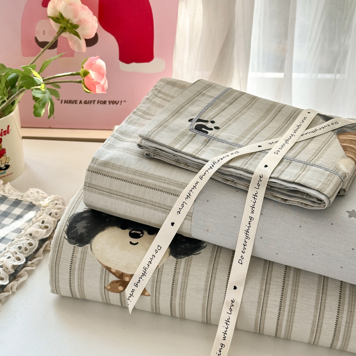 91家纺网 家纺一手货源 找家纺 乐童家纺 2026新款全棉网红直播爆款吊边一字绣工艺款四件套 帽子柯基