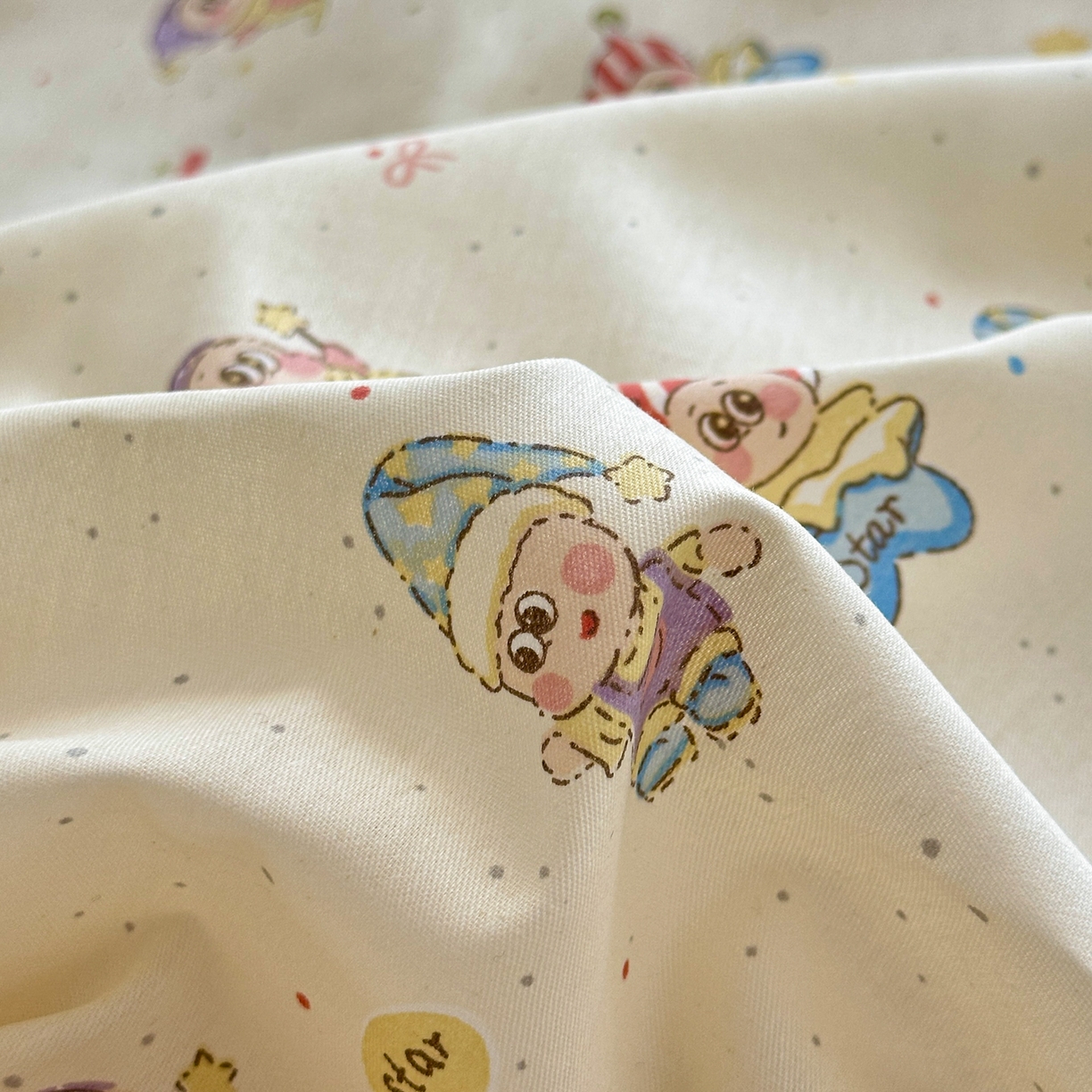 91家纺网 家纺一手货源 找家纺 乐童家纺 2026新款全棉网红直播爆款吊边一字绣工艺款四件套 梦幻童乡