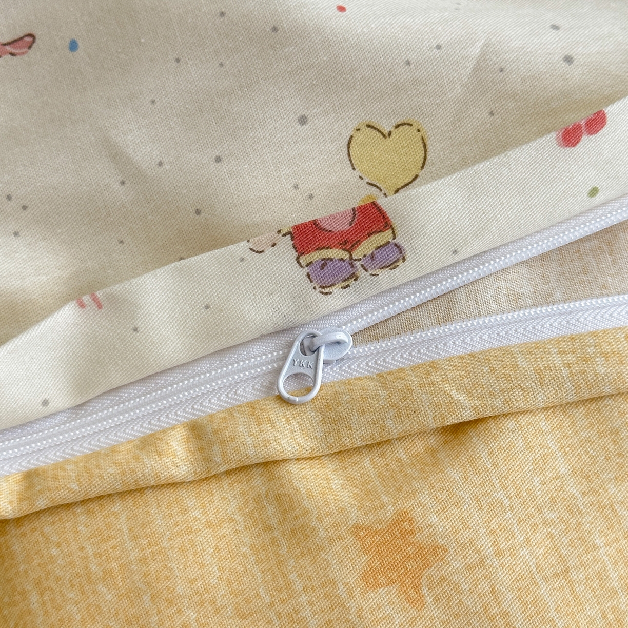 91家纺网 家纺一手货源 找家纺 乐童家纺 2026新款全棉网红直播爆款吊边一字绣工艺款四件套 梦幻童乡