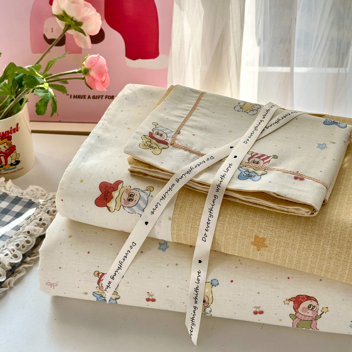 91家纺网 家纺一手货源 找家纺 乐童家纺 2026新款全棉网红直播爆款吊边一字绣工艺款四件套 梦幻童乡