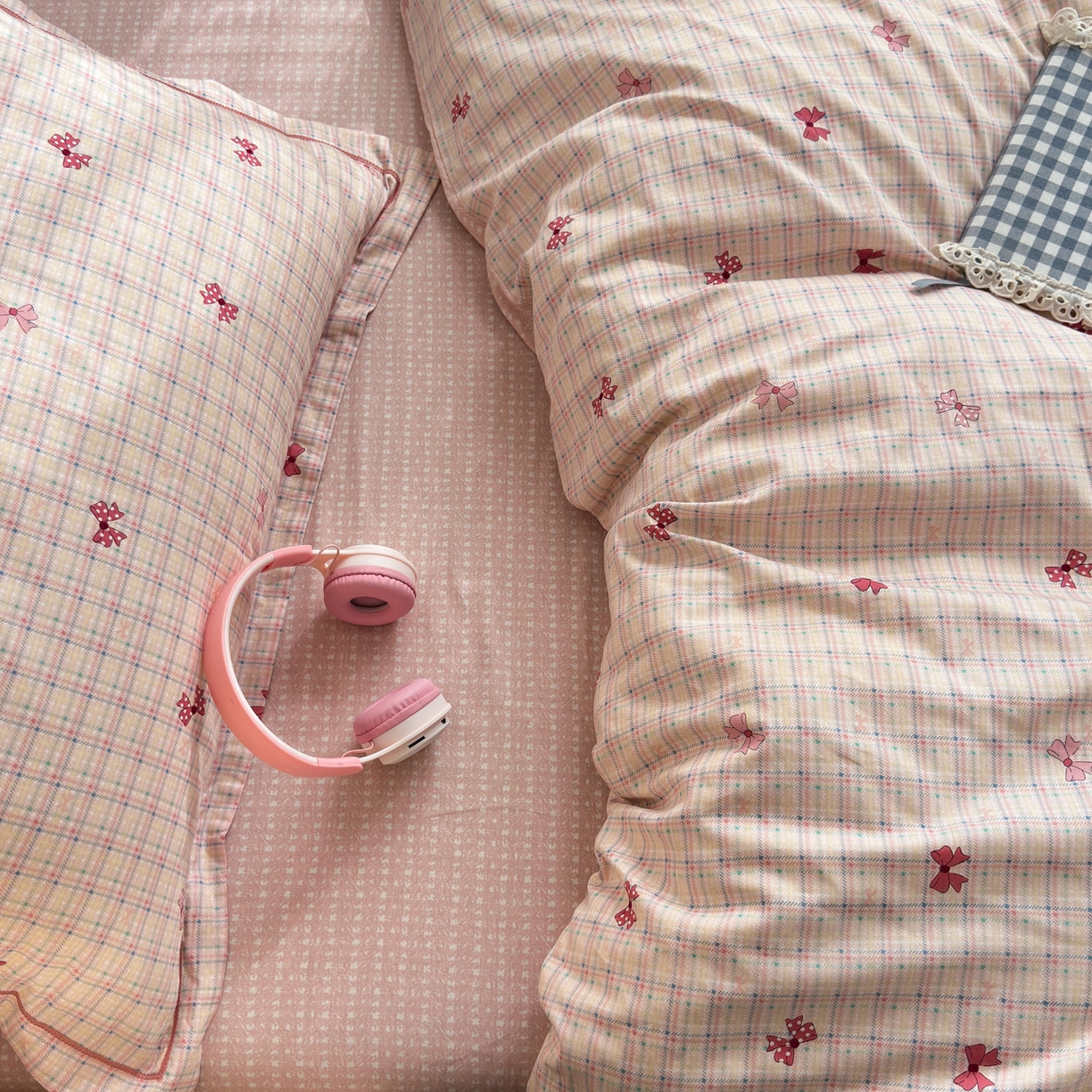 91家纺网 家纺一手货源 找家纺 乐童家纺 2026新款全棉网红直播爆款吊边一字绣工艺款四件套 少女蝴蝶结