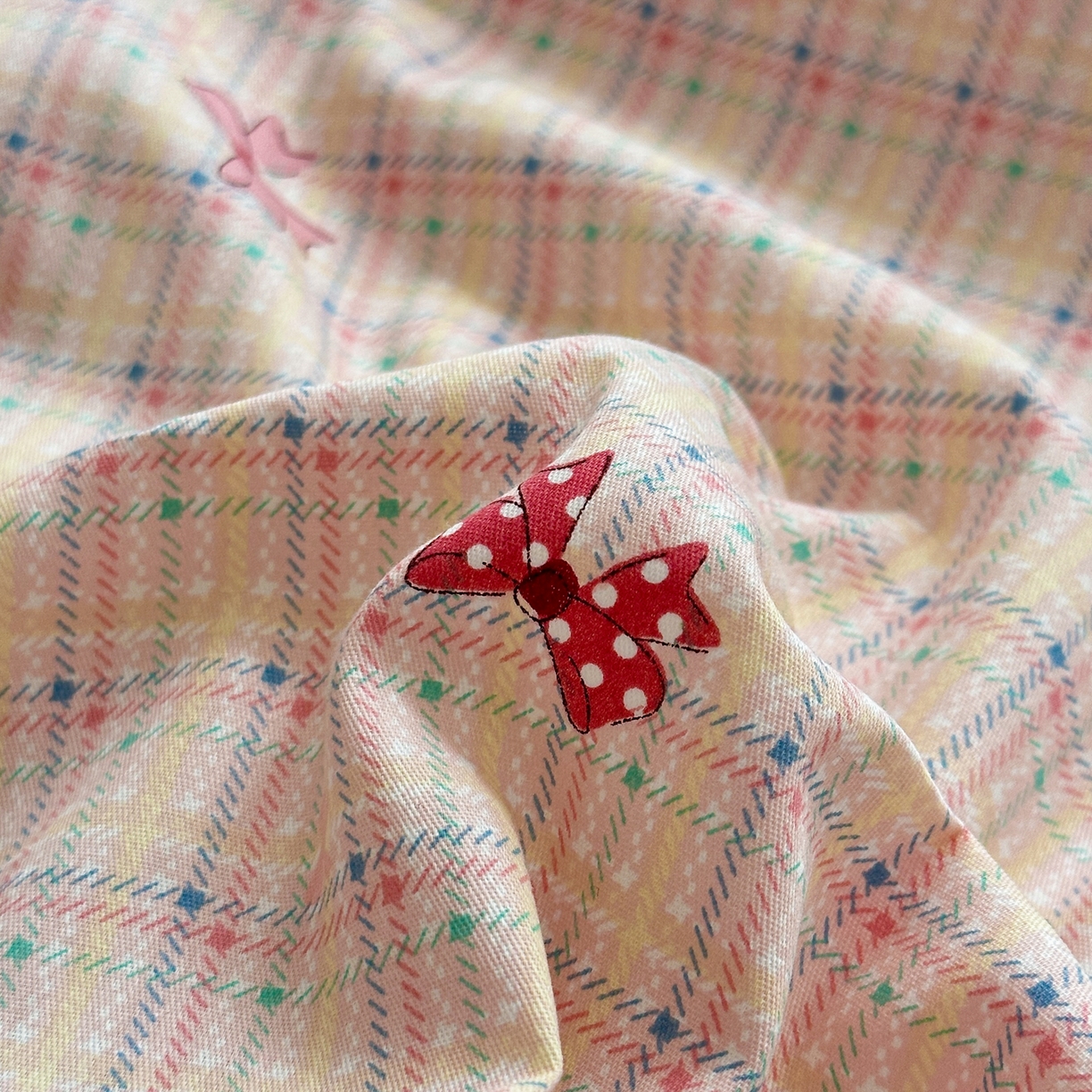 91家纺网 家纺一手货源 找家纺 乐童家纺 2026新款全棉网红直播爆款吊边一字绣工艺款四件套 少女蝴蝶结