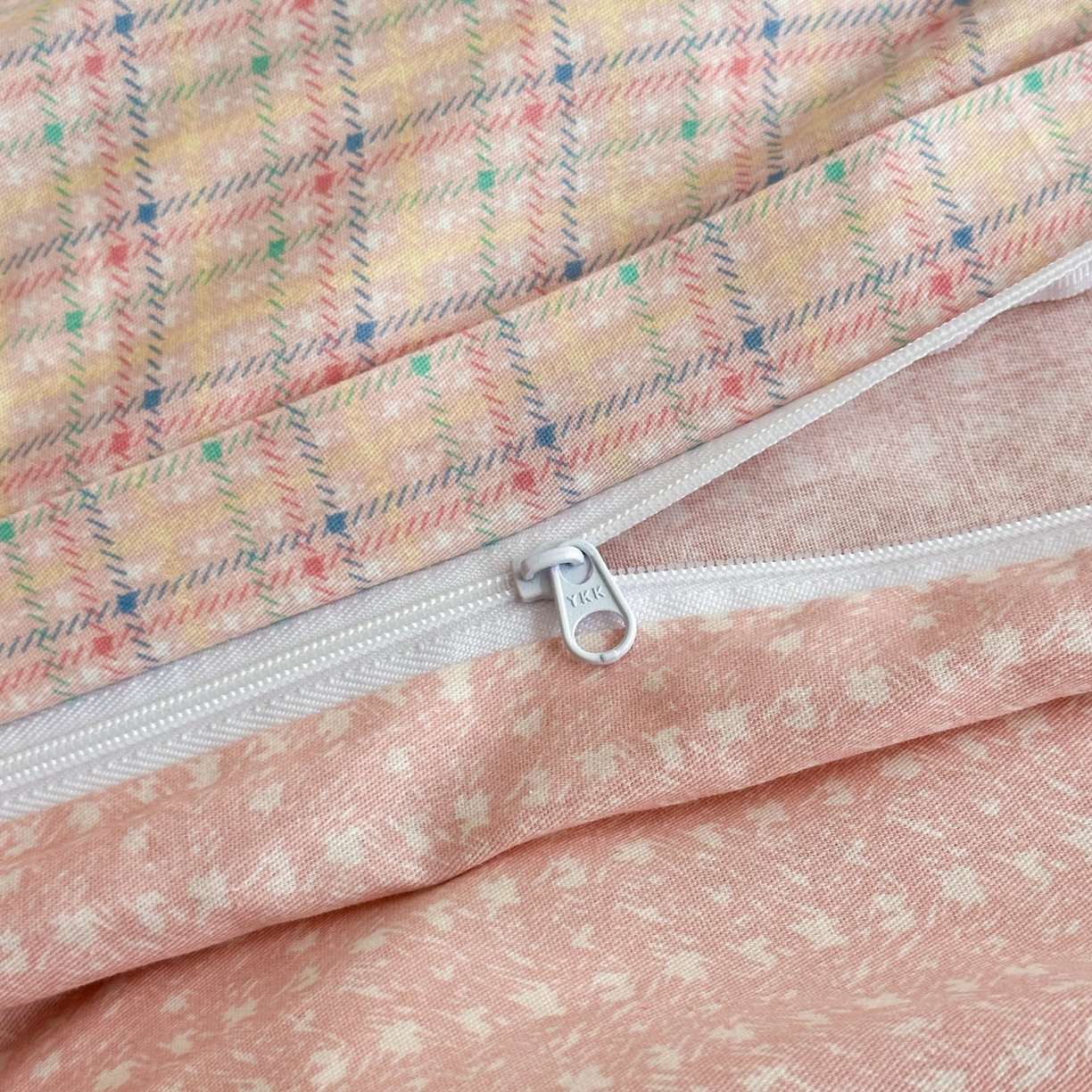 91家纺网 家纺一手货源 找家纺 乐童家纺 2026新款全棉网红直播爆款吊边一字绣工艺款四件套 少女蝴蝶结