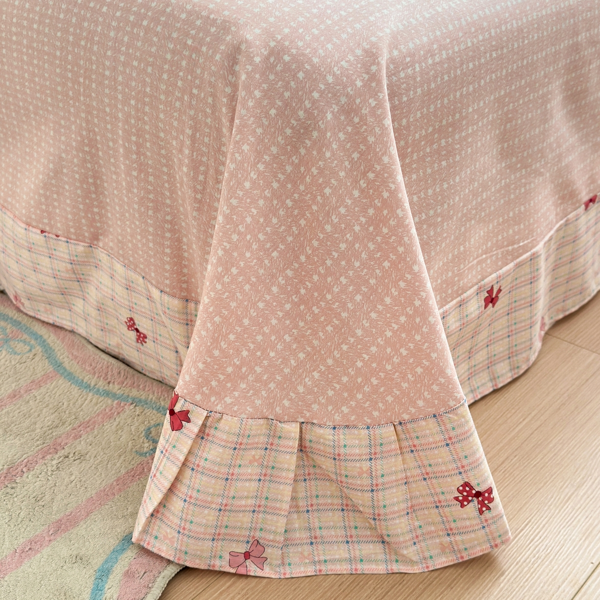 91家纺网 家纺一手货源 找家纺 乐童家纺 2026新款全棉网红直播爆款吊边一字绣工艺款四件套 少女蝴蝶结