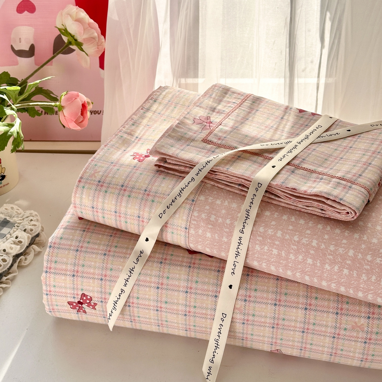 91家纺网 家纺一手货源 找家纺 乐童家纺 2026新款全棉网红直播爆款吊边一字绣工艺款四件套 少女蝴蝶结