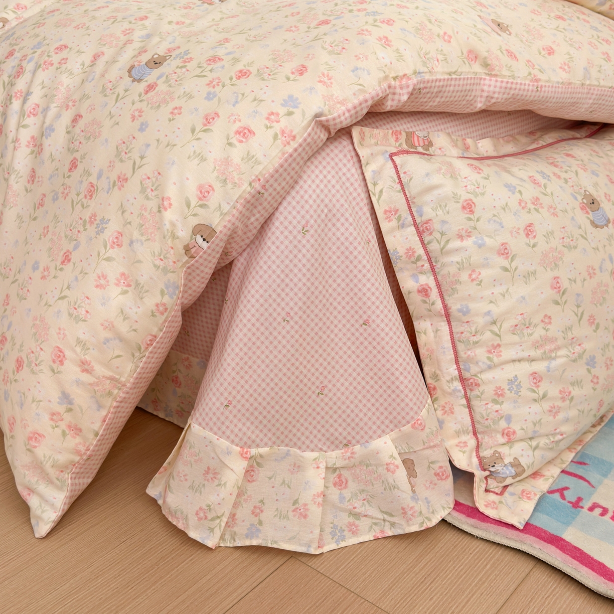 91家纺网 家纺一手货源 找家纺 乐童家纺 2026新款全棉网红直播爆款吊边一字绣工艺款四件套 甜莓手记