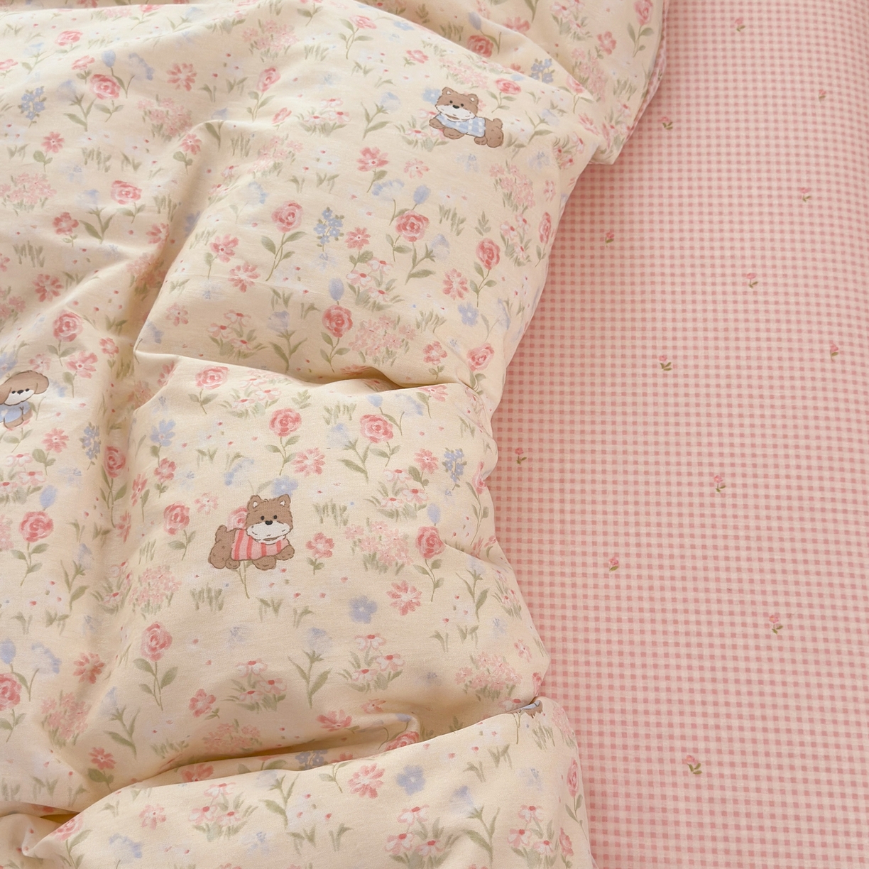 91家纺网 家纺一手货源 找家纺 乐童家纺 2026新款全棉网红直播爆款吊边一字绣工艺款四件套 甜莓手记