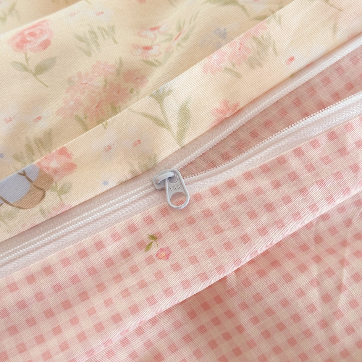 91家纺网 家纺一手货源 找家纺 乐童家纺 2026新款全棉网红直播爆款吊边一字绣工艺款四件套 甜莓手记