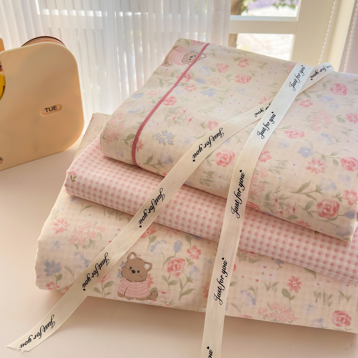 91家纺网 家纺一手货源 找家纺 乐童家纺 2026新款全棉网红直播爆款吊边一字绣工艺款四件套 甜莓手记