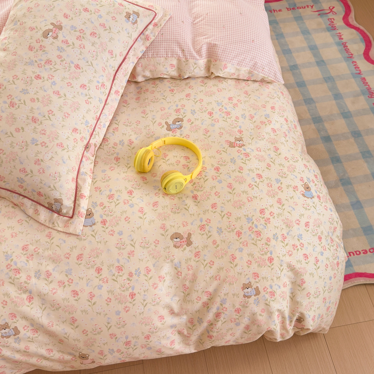 91家纺网 家纺一手货源 找家纺 乐童家纺 2026新款全棉网红直播爆款吊边一字绣工艺款四件套 甜莓手记