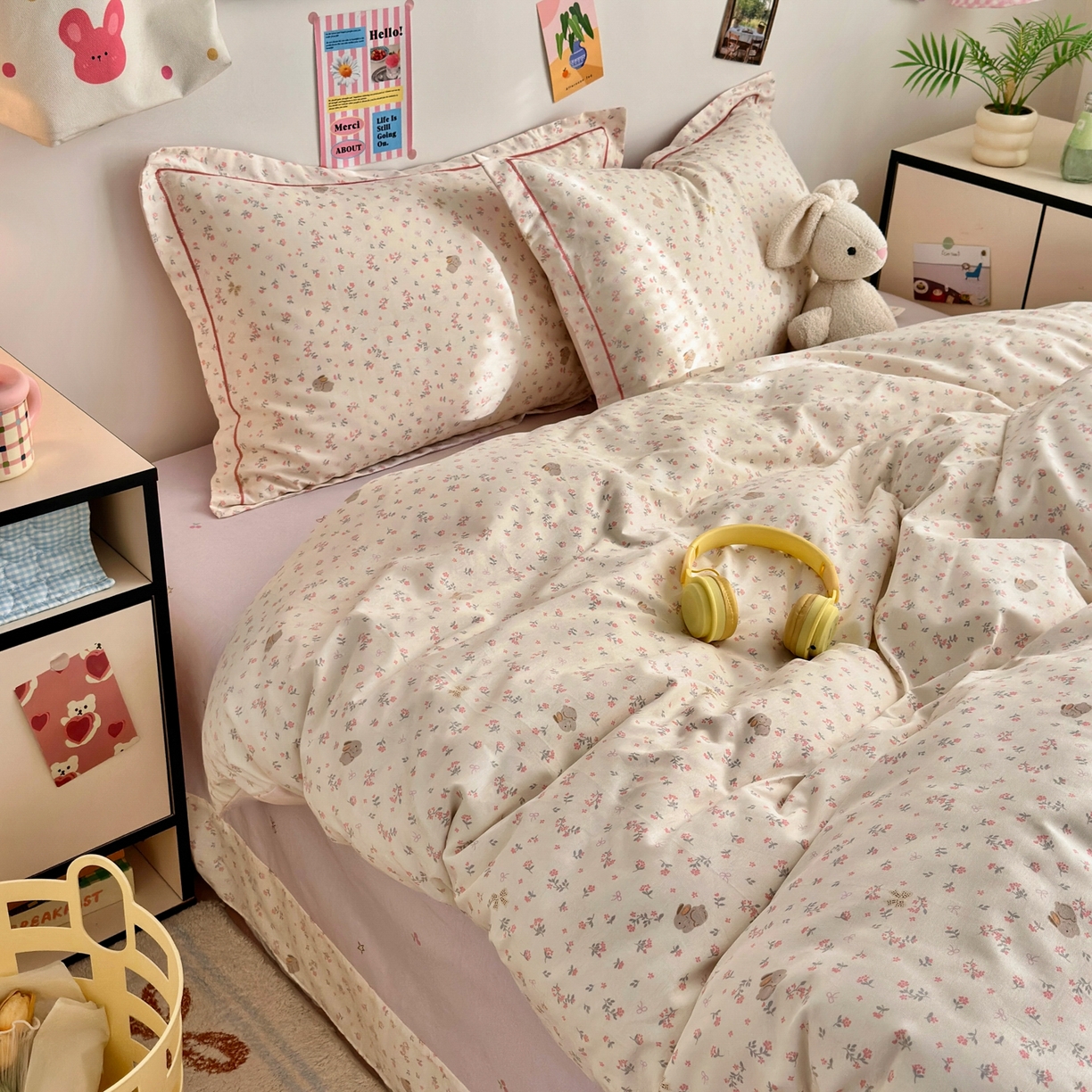 91家纺网 家纺一手货源 找家纺 乐童家纺 2026新款全棉网红直播爆款吊边一字绣工艺款四件套 微花耳耳-粉