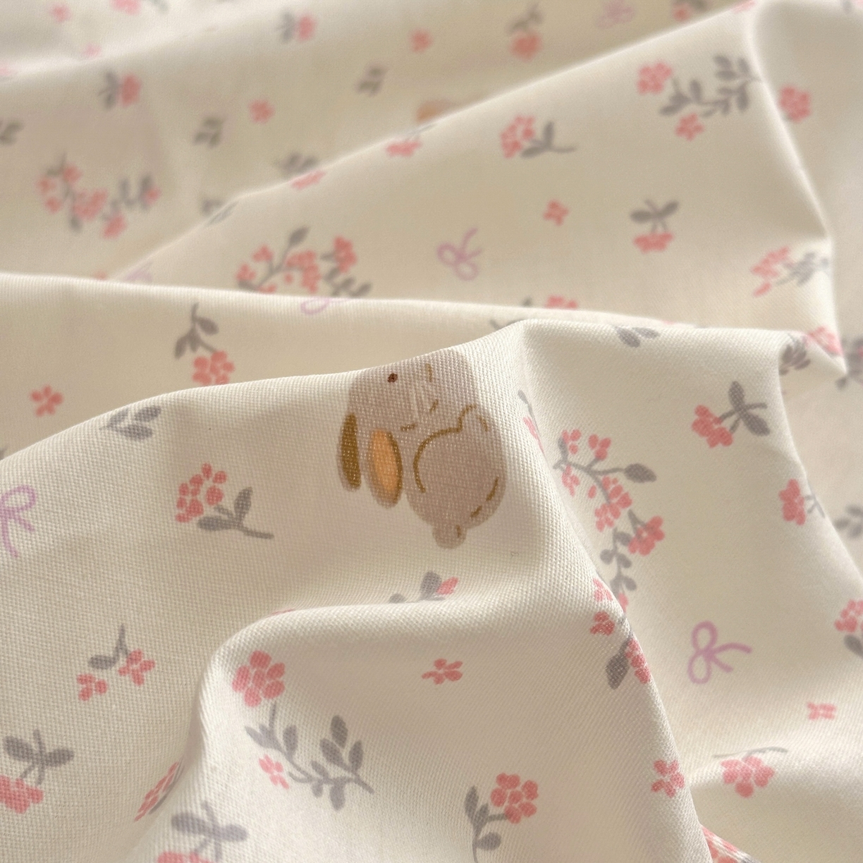 91家纺网 家纺一手货源 找家纺 乐童家纺 2026新款全棉网红直播爆款吊边一字绣工艺款四件套 微花耳耳-粉