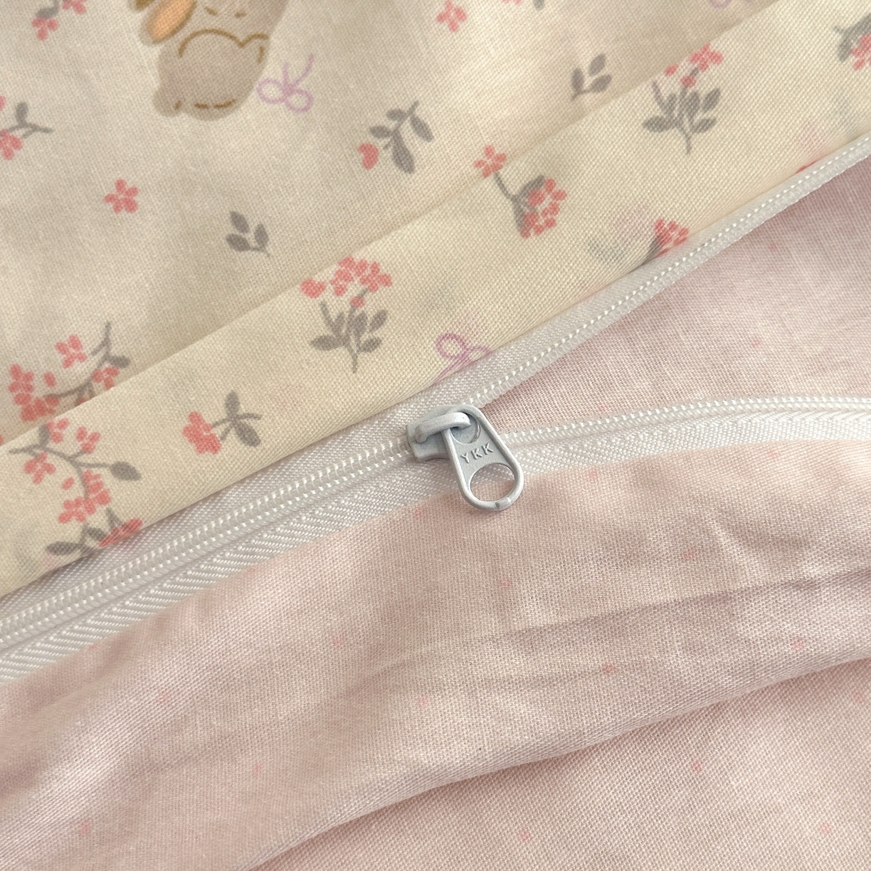 91家纺网 家纺一手货源 找家纺 乐童家纺 2026新款全棉网红直播爆款吊边一字绣工艺款四件套 微花耳耳-粉