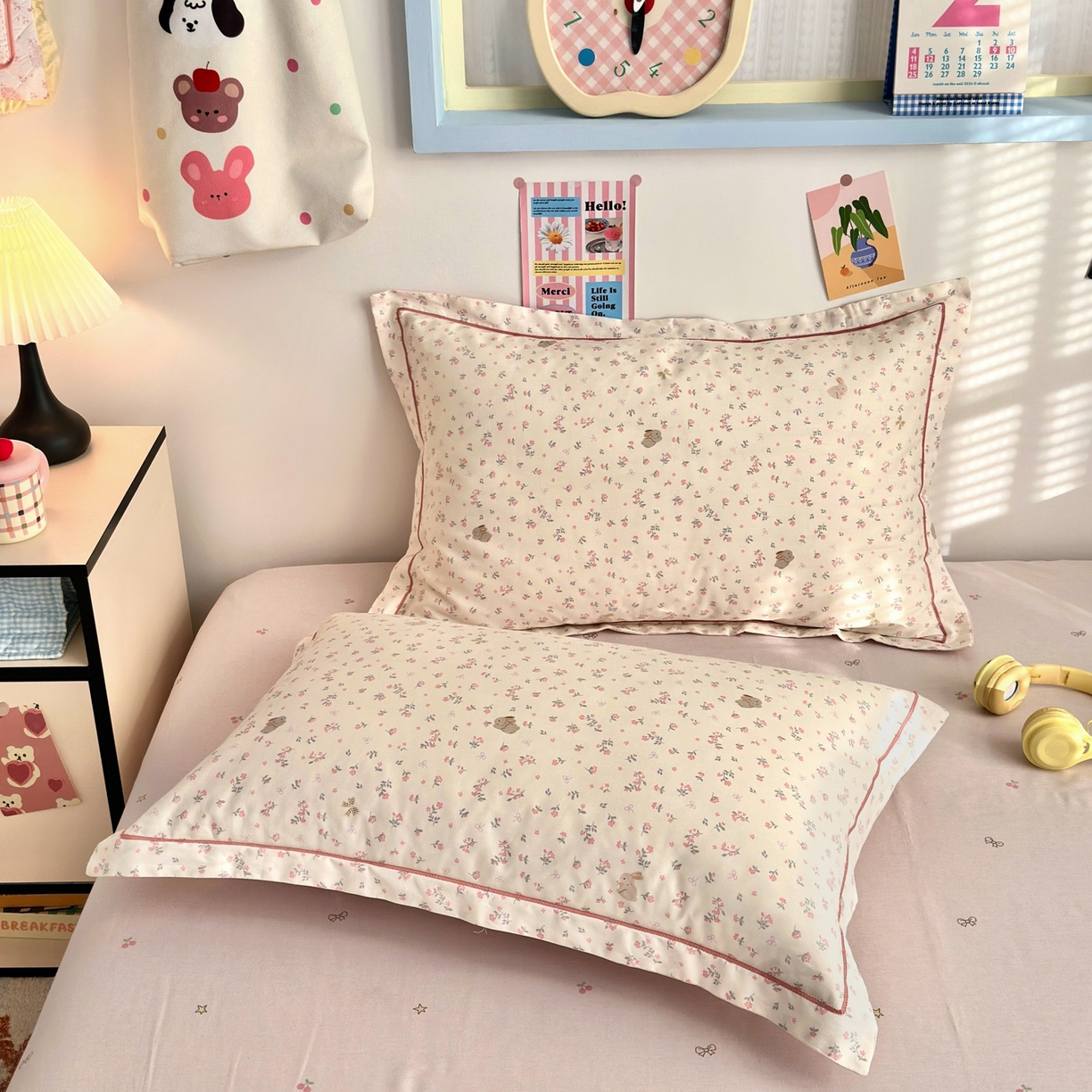 91家纺网 家纺一手货源 找家纺 乐童家纺 2026新款全棉网红直播爆款吊边一字绣工艺款四件套 微花耳耳-粉