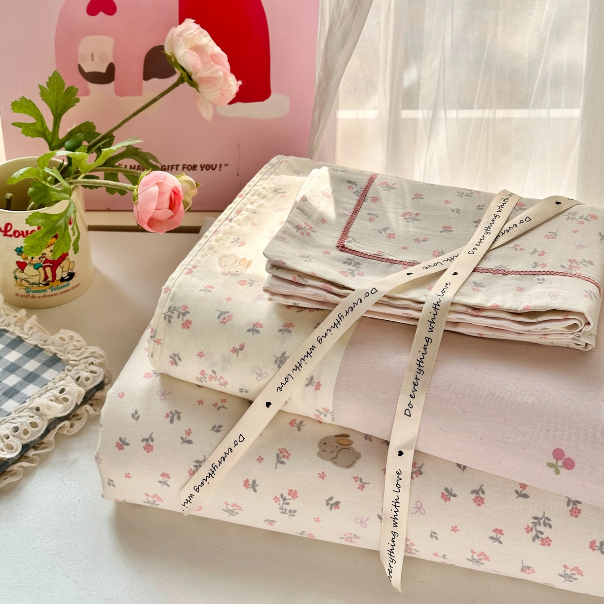 91家纺网 家纺一手货源 找家纺 乐童家纺 2026新款全棉网红直播爆款吊边一字绣工艺款四件套 微花耳耳-粉