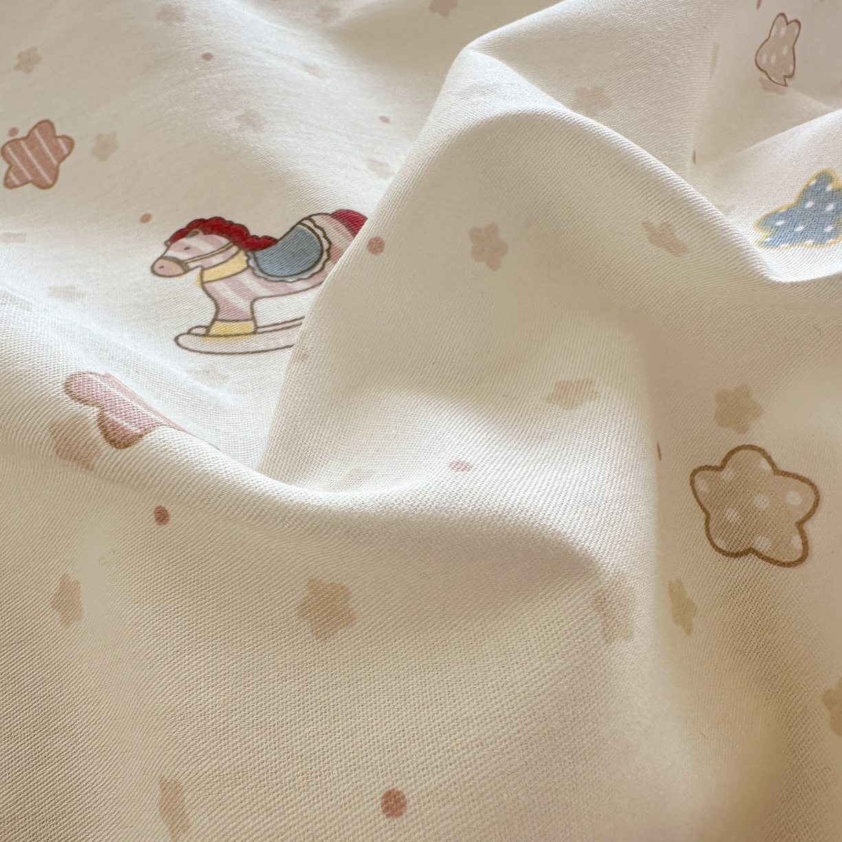 91家纺网 家纺一手货源 找家纺 乐童家纺 2026新款全棉网红直播爆款吊边一字绣工艺款四件套 珍妮小兔