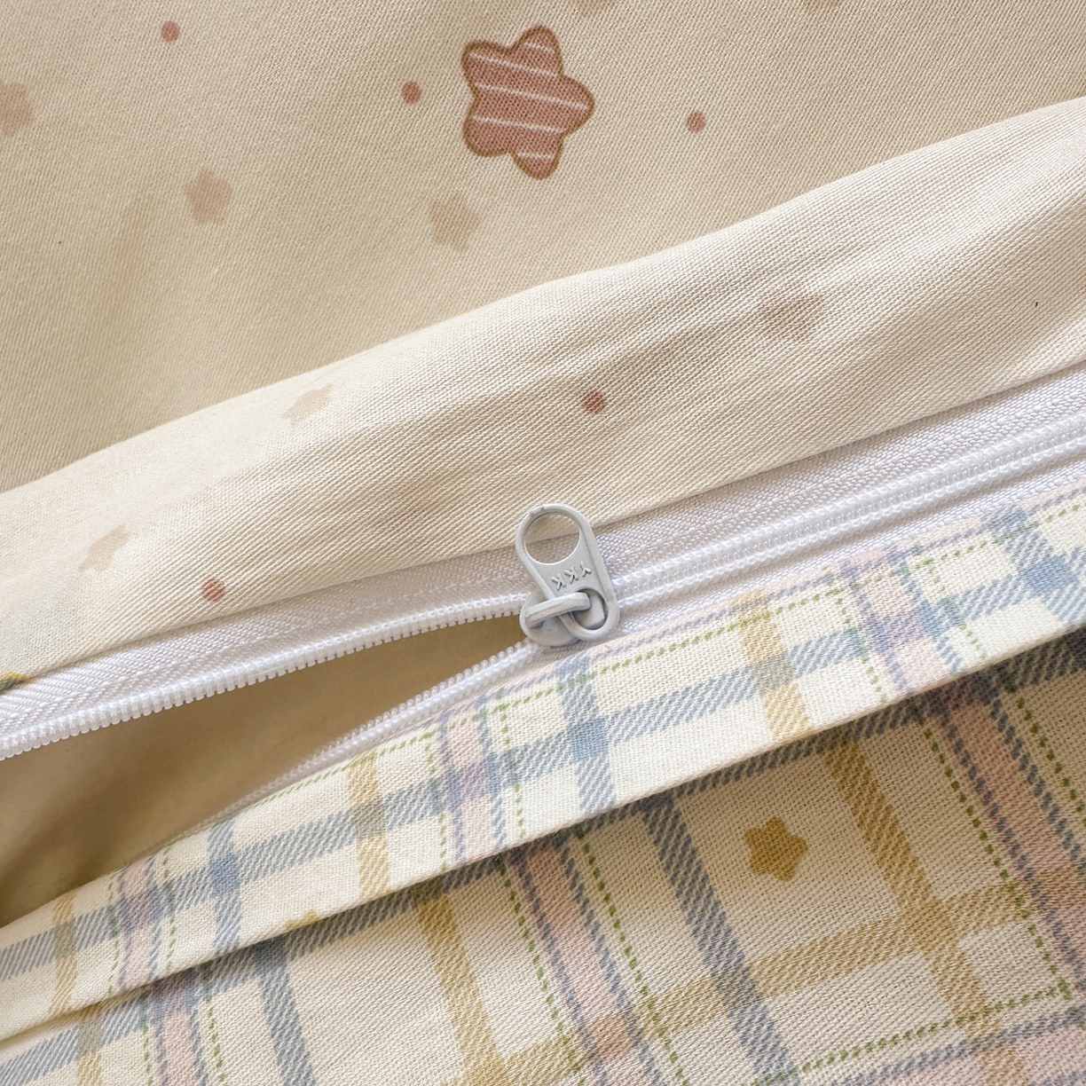 91家纺网 家纺一手货源 找家纺 乐童家纺 2026新款全棉网红直播爆款吊边一字绣工艺款四件套 珍妮小兔