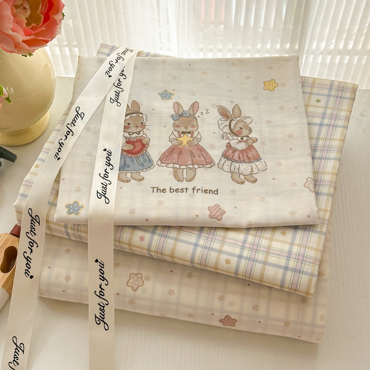 91家纺网 家纺一手货源 找家纺 乐童家纺 2026新款全棉网红直播爆款吊边一字绣工艺款四件套 珍妮小兔